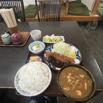 アサヒ食堂 - 味噌カツ定食1100円ご飯大盛り＋豚汁変更＋白菜漬け＝＋250円