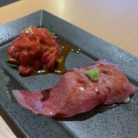 近江うし焼肉 にくTATSU 銀座店 - にくTATSUのユッケ、サーロインの炙り寿司