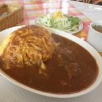 オムカレー大盛650円、野菜サラダとコンソメスープ150円