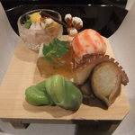 壽山 - イイダコ　そら豆　車海老の中は大和芋
      たちにすっぽんの煮こごり