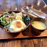 はれるや - サーファーズランチボウル 〜目玉付き〜／ビーフ 1,000円(税込)