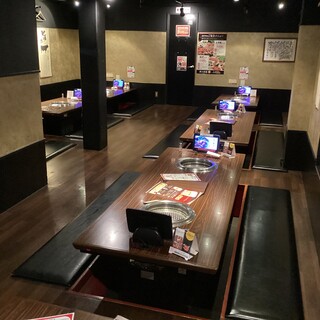 広めのお席でゆったりくつろげる店内。お座敷もございます。