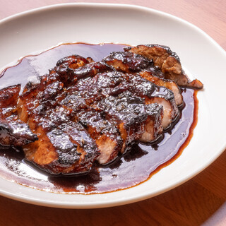 “Mochi猪颈肉的蜂蜜腌烤”是大受欢迎的菜品♪