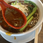 麺や海心 - 写真では映しきれなかった〜黒胡麻の漂う辣油スープ
