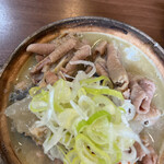 家庭料理居酒屋 よってって - モツ煮を山頂から。ネギの盛りもいいです！