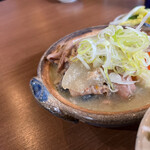 家庭料理居酒屋 よってって - 鉢は小さく見えますが、かなり具沢山で食べ応え
      
      あります！トロトロでうままままーです！いやー、
      
      最高(^^)