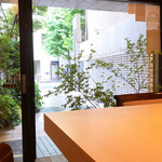 鮨なかむら - 店内から外が丸見えですから並ばれると落ち着かないかも？？