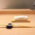 鮨なかむら - 奥行きのある白木のカウンター