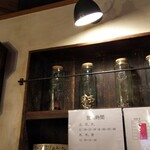 麺やひだまり - 店内（時計と出汁乾物）