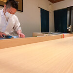 鮨なかむら - カウンターには何も置いていません。醤油すらないのが江戸前鮨です。