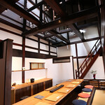 茶寮 和香 - 日本建築ならではの梁が剥き出しになった空間