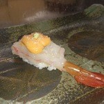 寿司割烹 魚紋 - 甘エビ雲丹(塩)にぎり