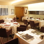 レカイヨ - ゆったりとした雰囲気のメインダイニング。