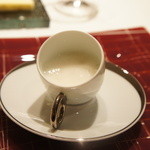 レカイヨ - アミューズ・ブーシュ：蕪のムース
