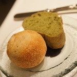 レカイヨ - ぱん2種。緑色のものはあしたばのぱん。