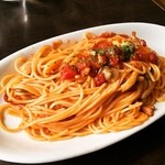 ジャカッセ - しめじとツナとモッツラレラのトマトソースパスタ