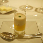 ラシェリール - アミューズブーシュ：カリフラワーのクリーム、人参のムース、中には海老
      