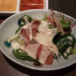 鉄板焼 伊藤 - ロースステーキランチ1050円（現金なら千円）の、生ハム入りのサラダ