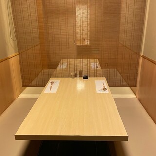 テーブル席（半個室）※すだれを上げれば１つの空間として利用可（最大８名様）