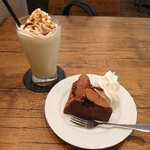 ツキカフェ - ほうじ茶ラテとガトーショコラ