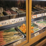 Kushiya Monogatari - お店はブッフェスタイルで並んだ串を自分で料理するスタイル、でも串以外にもパスタやカレーや美味しいデザートもふんだんにあってお子様にも大人気。
                         