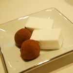 ラシェリール - 食後のプティフール：トリュフとギモーブ
