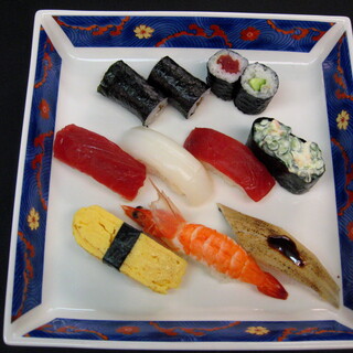握りや海鮮丼など、お得なランチセットは1,100円でご用意！