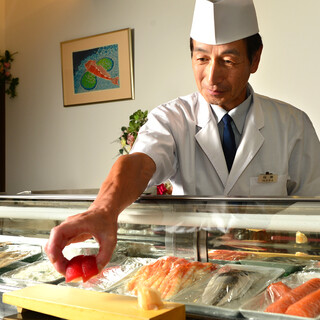 確かな技術と丁寧な所作でもてなす料理人