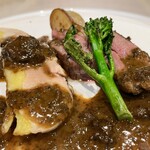 restaurant KAM﻿ - 仏産ホロホロ鳥の胸肉ともも肉のロースト アミガサ茸とマデラ酒のソース