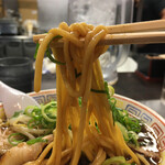 新福菜館 - 麺リフトアップ