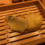 天ぷら酒場KITSUNE - 真鯵と淡路玉ねぎの天ぷら