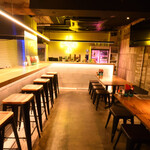 ドリルドリル - 店内全体　ネオン側