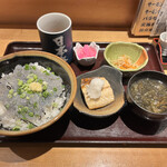 寿司居酒屋 日本海 - 生しらす丼とサバ文化干し