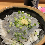 寿司居酒屋 日本海 - 生しらす丼