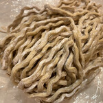 中華蕎麦 とみ田 - 茹で前の「全粒粉縮れ極太麺」
