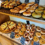 オーガニックパン工房　それいゆ - 開店時には既にほとんどの商品が並んでます