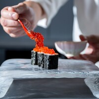 高級感あふれる和みの空間で寿司料理を味わう。