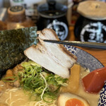 博多ラーメン鶴亀堂 - チャーシューのアップ