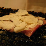 新日本料理おぶね - 遠州夢咲牛の特選カルビを片面だけ焼いているところ