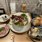 海老丸らーめん - 我慢出来ず全部揃う前にアサリ２個食べた