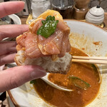 海老丸らーめん - スープをヒタヒタに吸った生ハムをバケットにのせた