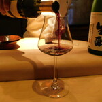 新日本料理おぶね - ヴュー・シャトー・パロン 赤をバカラに注いでいるところ