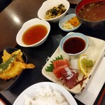 Shinsen Gumi Kaisen Yatai - 新鮮組定食700円。ネタは小さいが品数豊富。天婦羅は固い。小さなアサリ入りの赤出汁は濃い口。