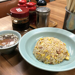 丸吉飯店 - 炒飯800円。餃子と韮レバーの量に物怖じして少なめで…それでも、結構な量。スープは、あっさりなのにコクがあり、しょっぱくなく、くせになりそう