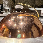 横浜うかい亭 - 美しい銅のクロッシュ: 銅製品専用の磨く方がいるとお聞きし　只々ビックリです！