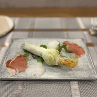 prospero - モッツアレラチーズとアンチョビを詰めた花ズッキーニのフリット、ジャンカルロ社の生ハムとサラダ、レモンの泡