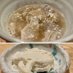 ホルモン焼 婁熊東京 - モツ煮込み 湯葉
            モツはトゥルンとして適度な噛み応え。
            スープは青湯スープ、味に深みがあります。
            添えられた湯葉はそのままでもほんのりと味付けがされていますが、モツ煮込みに入れるのが美味しいのです♬
