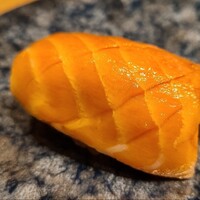 鮨 浩也 - ⑨鱒之介(キングサーモン、青森県産、12kg)【握り】
                産卵期は夏、日本での旬は春～夏、寿命2~5年
                今夏、アラスカで産卵予定の個体だろうか？
                桜鱒を更に濃厚にした旨み、まさに鮭の王者