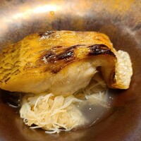 鮨 浩也 - ④炭火焼き赤鯥(別称:ノドグロ、長崎県対馬列島産、紅瞳)、毛蟹(北海道函館産)のマイクロ丼
                産卵期は初夏～初秋、旬は晩秋～晩冬
                炭火焼きで水分多めのふっくら焼き、濃厚な脂の旨みを毛蟹の甘い旨みと一緒に