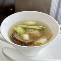 中国菜 老四川 飄香 銀座三越店 - 本日の鶏スープ
                鶏肉に椎茸に葱、ブロッコリーとそら豆、そして干した筍が入る具沢山な鶏スープです。
                干した筍が食感も良くいい味を醸し出しています。
                生姜の風味が効いて旨味のあるスープ、美味しいです♪